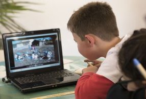Portáteis, computadores e testes COVID-19 estão na lista de materiais necessários para apoiar famílias ucranianas